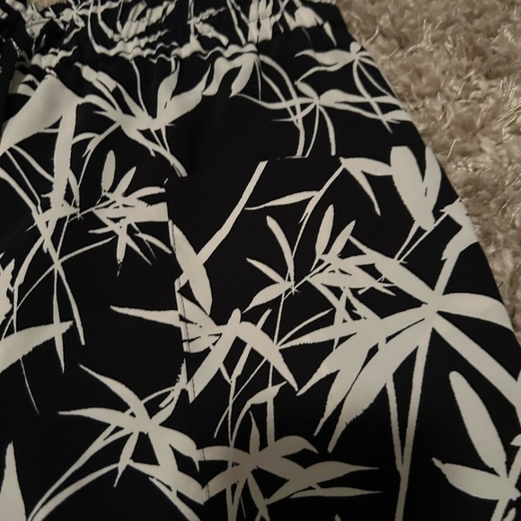 Express Women's Black and White palm tree summer Shorts - Picture 2 of 7